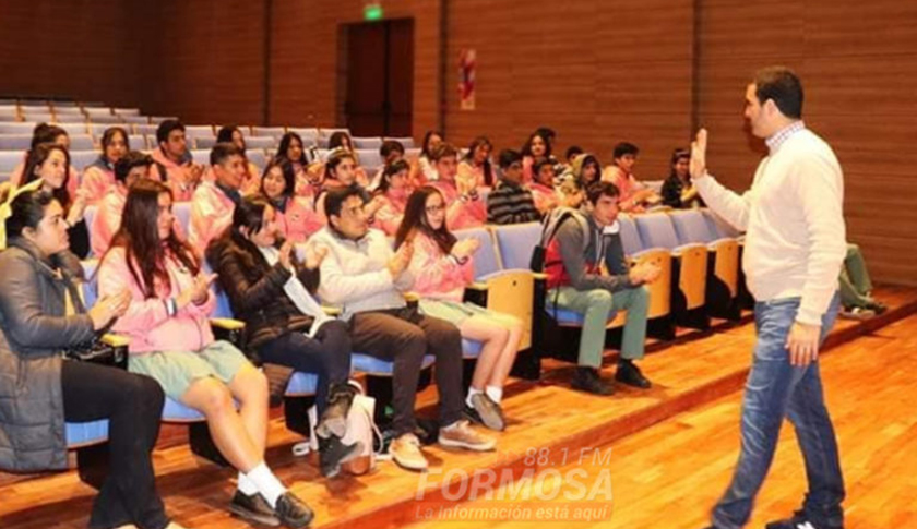 El vicegobernador electo Eber Solís brindó una charla motivacional a estudiantes que visitaron el Polo Científico
