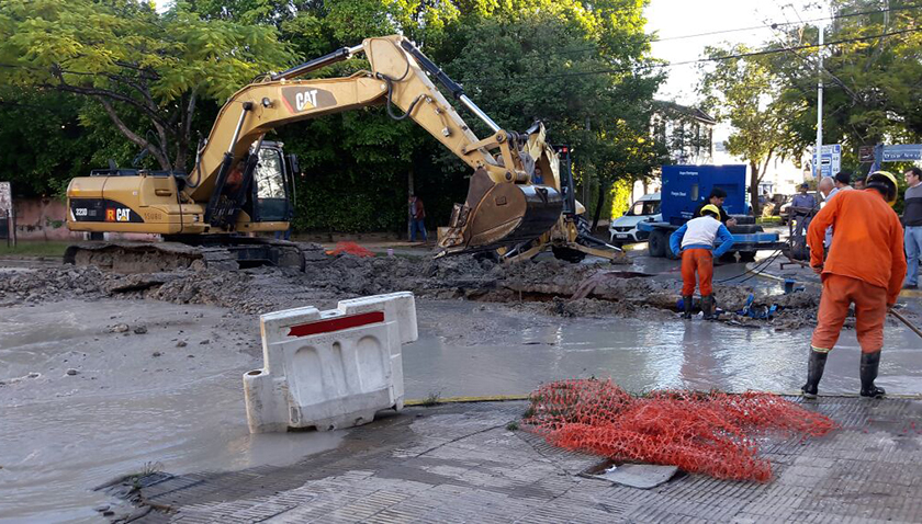 “Irresponsables empresas” rompen cañerías dejando sin agua a vecinos
