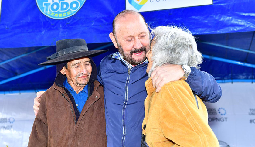 Insfrán visitó 18 localidades, inauguró una decena de obras y realizó anuncios de fuerte impacto social