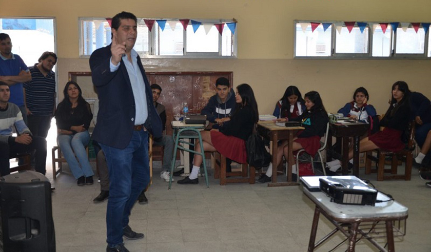 Exponen ofertas académicas de la UNaF en colegios secundarios