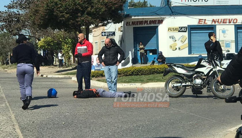 Dos policías fueron chocados por un automovilista sobre la avenida Gutnisky