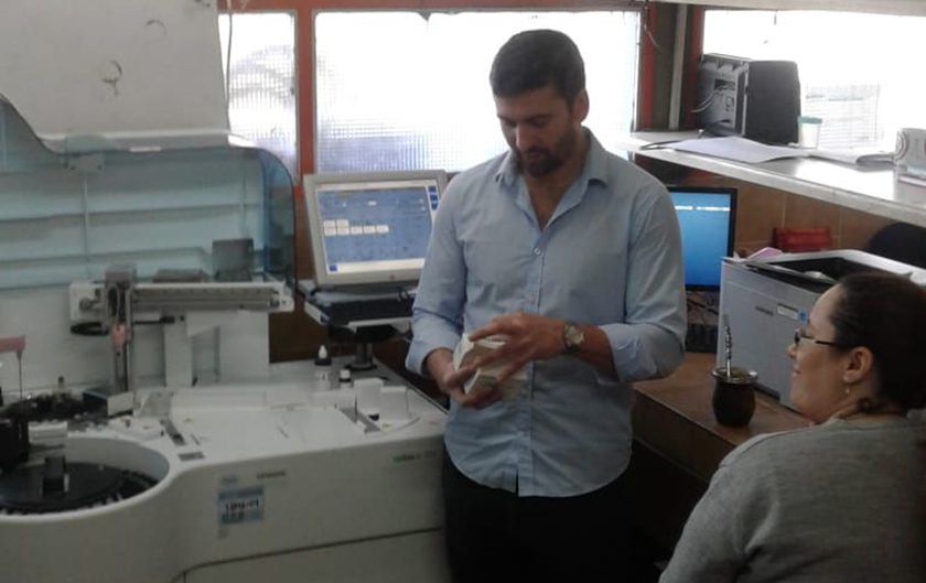 Capacitaron al equipo de laboratorio del Hospital Central para usar moderno equipo