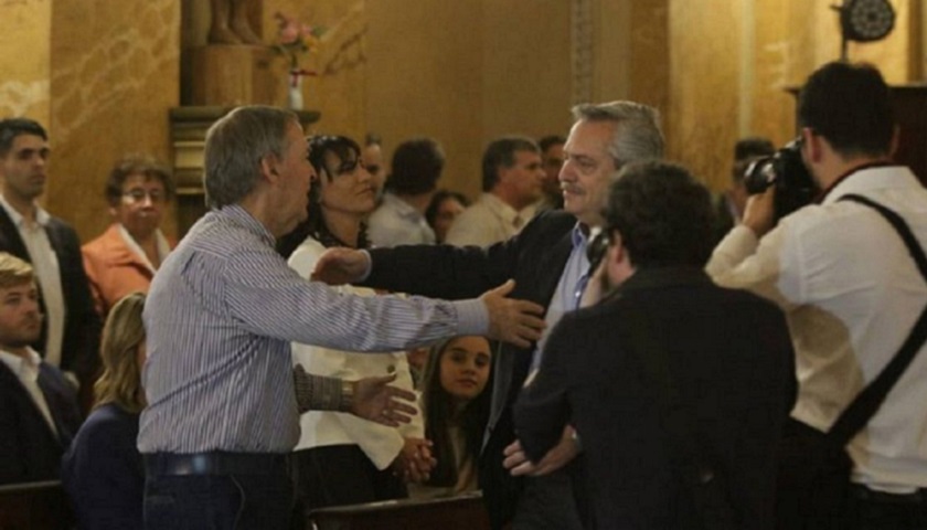 Alberto Fernández fue a la misa por De la Sota y se abrazó con Schiaretti