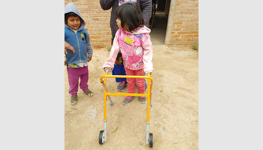 Entrega de andadores a pacientes pediátricos de comunidades originarias