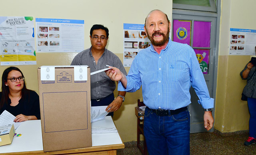 Votó el gobernador Insfrán en Laguna Blanca