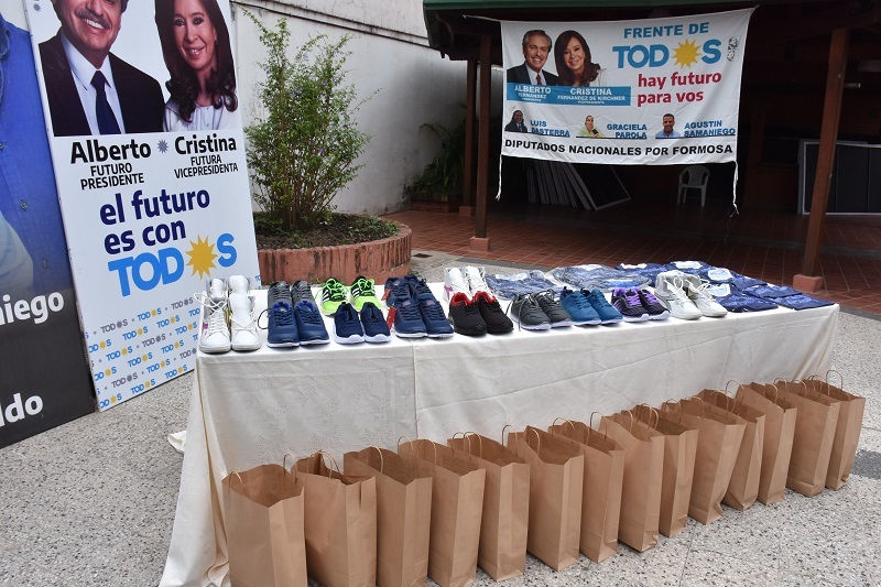 Entrega de indumentaria deportiva para la Escuela de Atletismo del Centro de Educación Física N°1