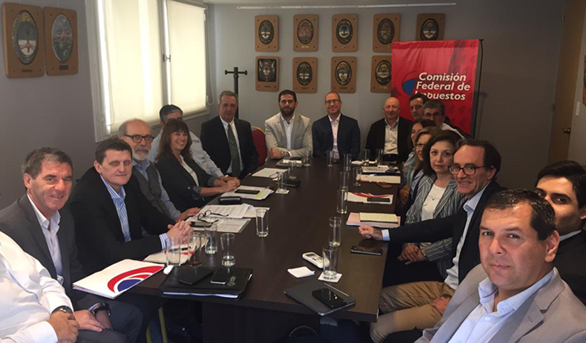 Ibáñez en una reunión que trató sobre el pago a las provincias por parte de la Nación