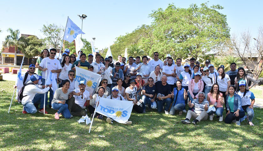 Militantes del Frente de Todos continúan su recorrido por los barrios de la ciudad capital