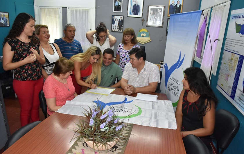 Hospital de la Madre y el Niño recibió donación de “té rosa” de la fundación Abriendo Surcos