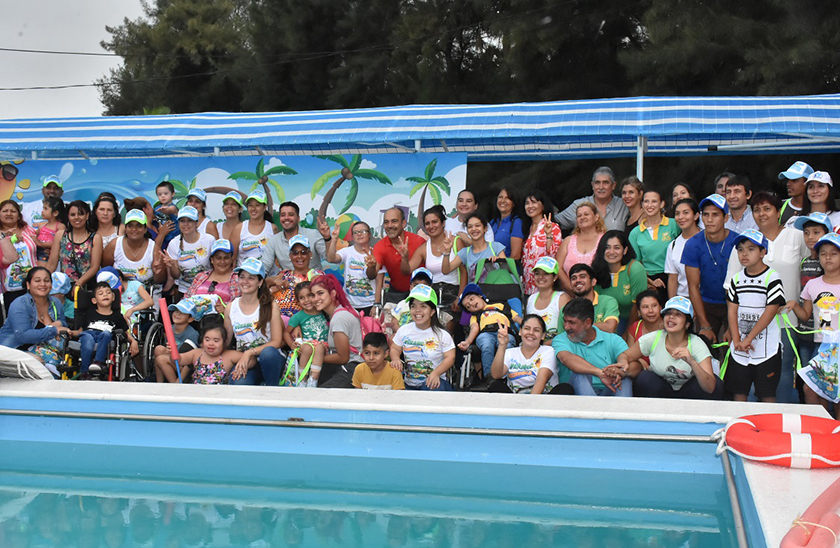 Una delegación de niños del Espinillo asistió a la Pileta Inclusiva en AMEIAS