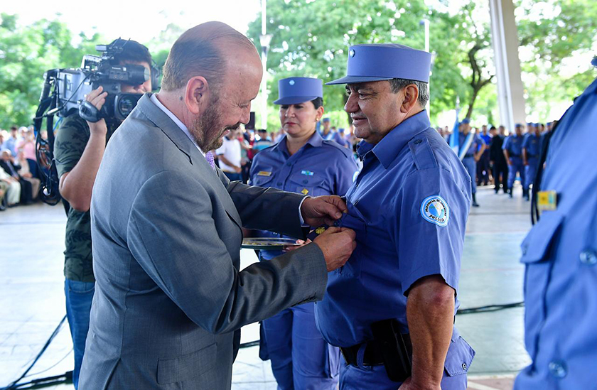 Insfrán entrego los atributos a los comisarios generales