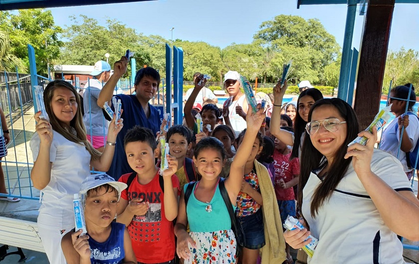 Niños que asisten a la colonia de vacaciones, reciben controles y kits odontológicos