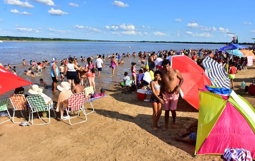 La playa municipal de Clorinda se colmó de gente, quienes disfrutaron del programa “Viví el Verano 2020”
