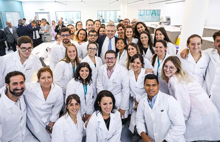 El presidente Alberto Fernández asistió a la inauguración de una planta de medicamentos biológicos