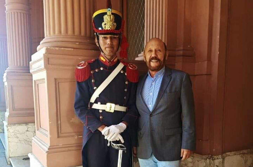 Insfrán saludó a granadero formoseño