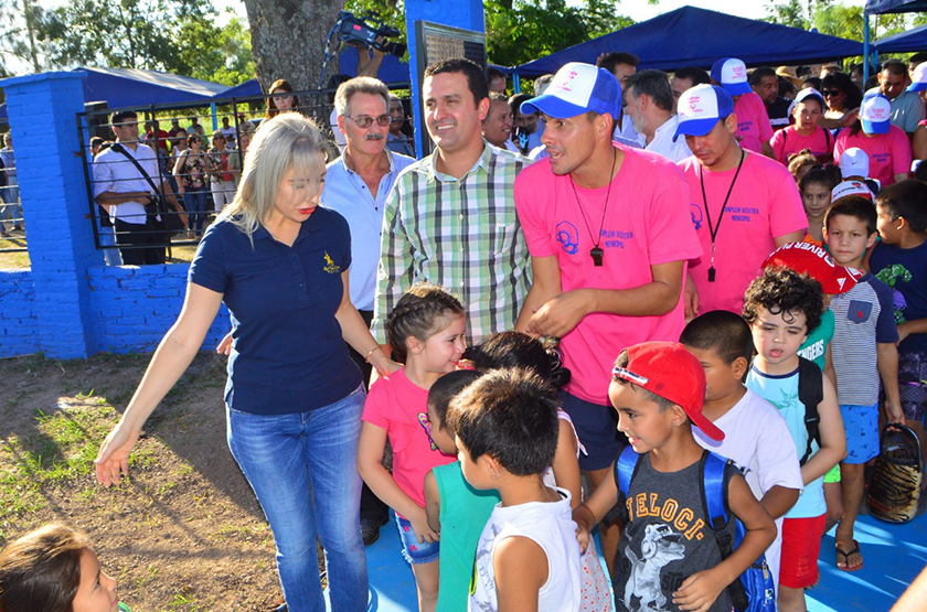 Solís asistió a la inauguración del complejo acuático municipal en Villa Escolar