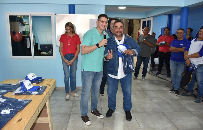 Entrega de indumentaria en Comunicación Social