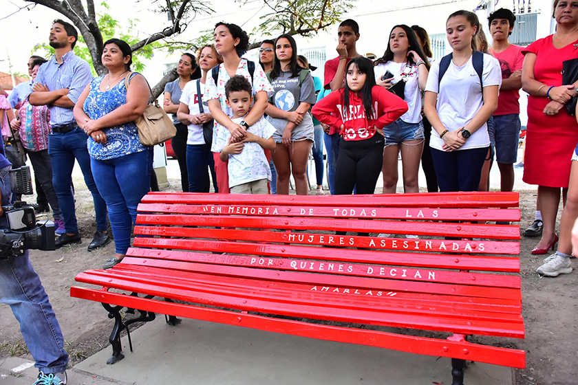 Banco Formosa inauguró el primer “banco rojo” contra la violencia de género