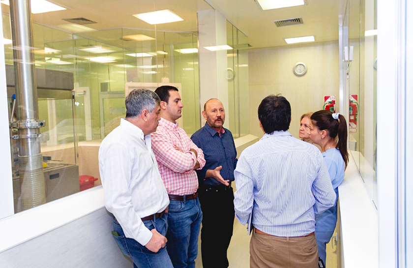 Insfrán recorrió el Laboratorio Laformed y supervisó fabricación de insumos