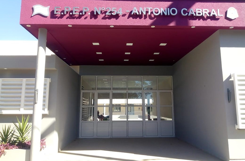 Insfrán continúa con las inauguraciones y habilita la obra educativa 1376 de su gestión