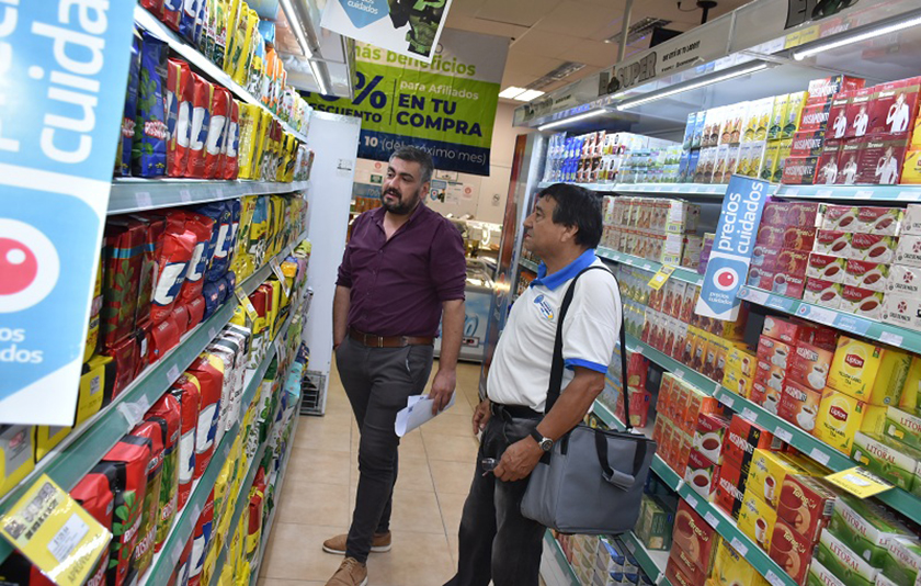 Controlan el cumplimiento de precios máximos y disponibilidad de alimentos en supermercados