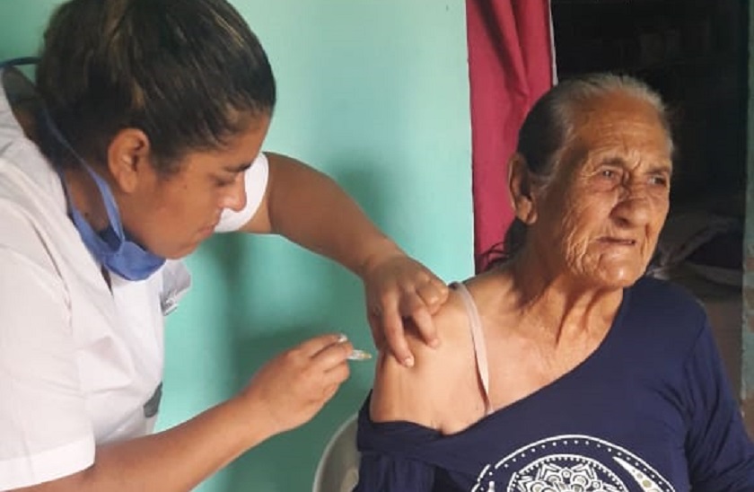 Grupos de riesgo reciben la vacuna antigripal gratuita en sus casas
