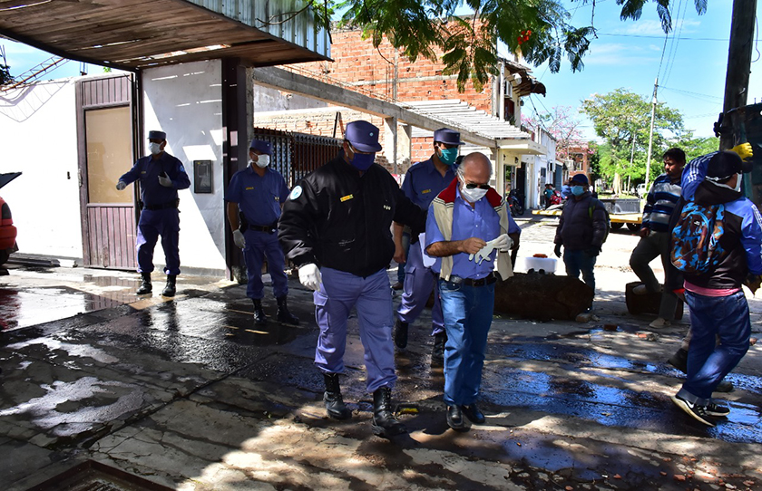 Dengue: Con orden judicial, brigadas sanitarias y municipales retiraron objetos en desuso y desinfectaron una vivienda céntrica