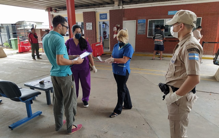 Salud realiza exhaustivos controles a camiones que ingresan por Puerto Pilcomayo