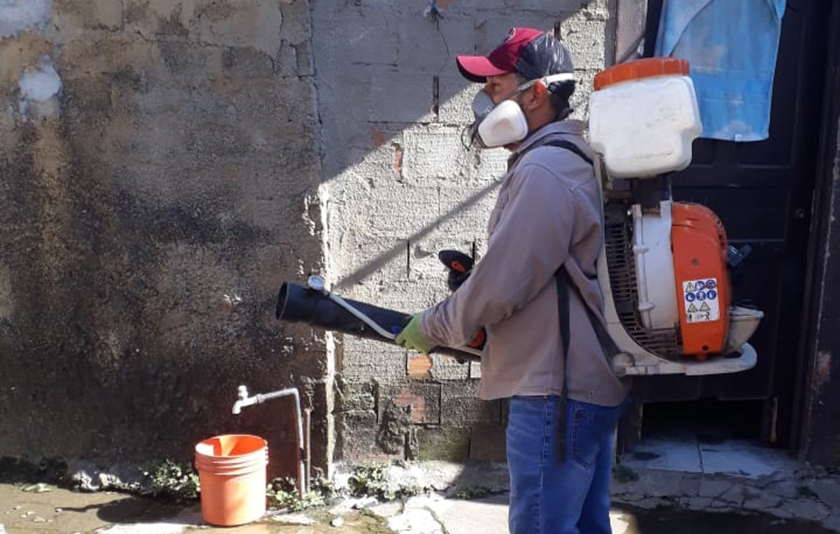 Fumigan contra el vector del dengue en múltiples localidades