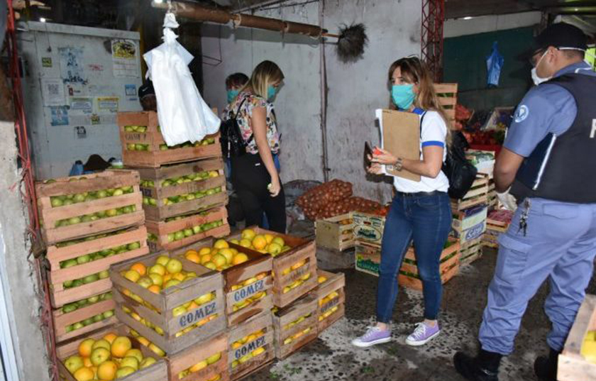 Inspectores controlan los precios de los comerciantes del Mercado Frutihortícola