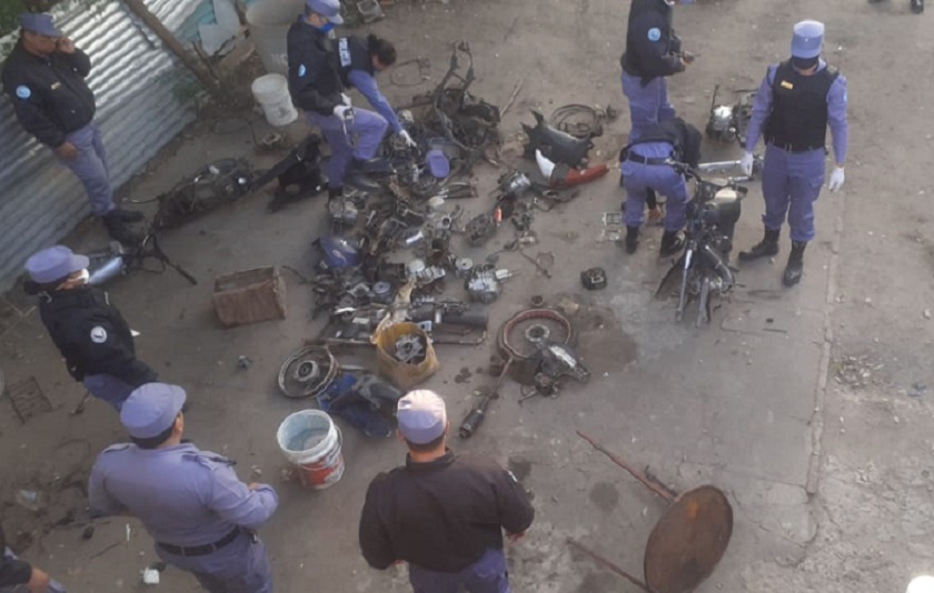 Desmantelaron un desarmadero de motos en una vivienda del Antenor Gauna.