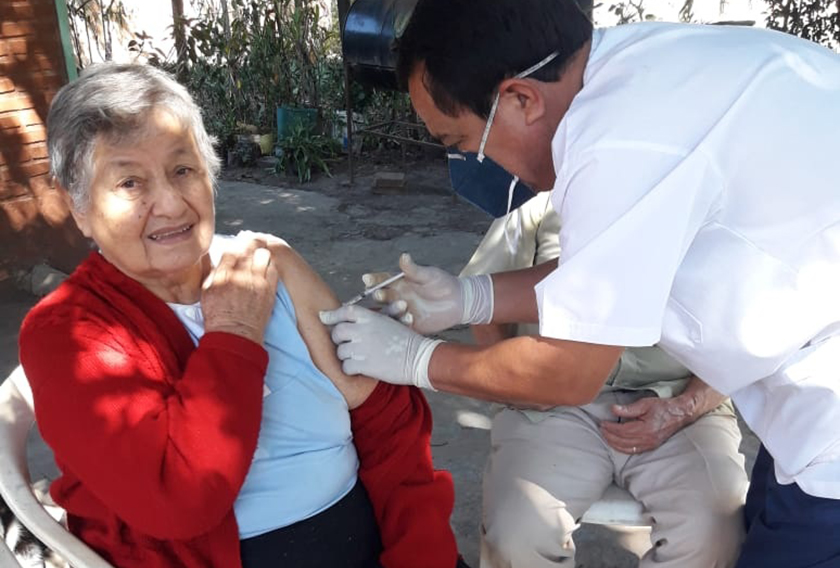 Adultos mayores clorindenses siguen recibiendo en sus casas la vacuna antigripal