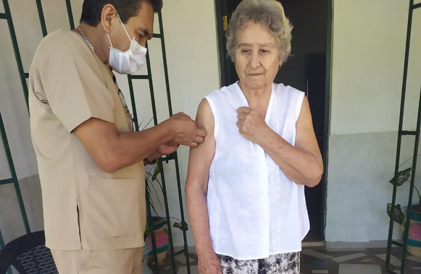 Villafañe: Prosigue la vacunación casa por casa a personas más vulnerables