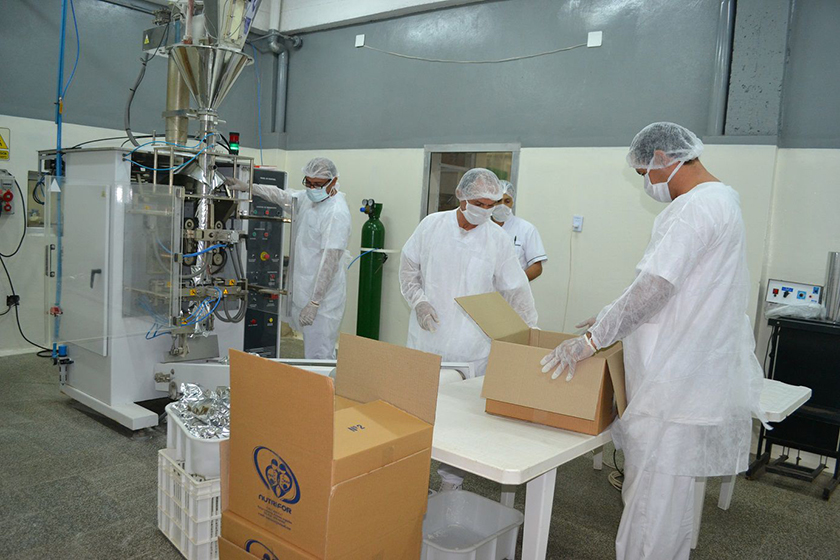 Nutrifor elabora por día 5200 paquetes de mate cocido para los comedores escolares