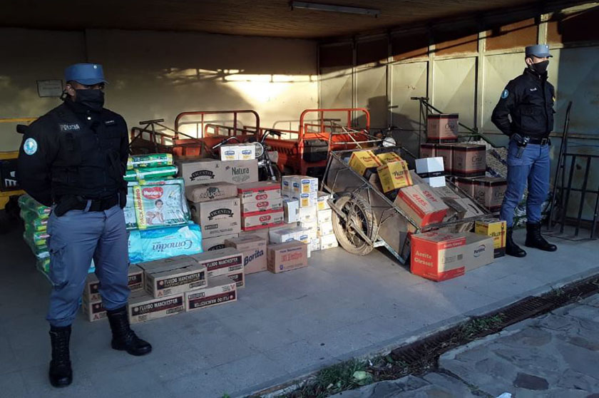 Clorinda: la Policía sorprendió a sujetos que pasaban mercaderías hacia lado paraguayo