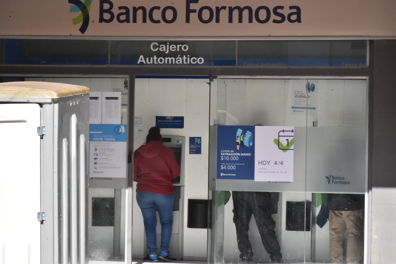 Cobran este lunes sus haberes los empleados públicos con DNI terminados en 0, 1 y 2