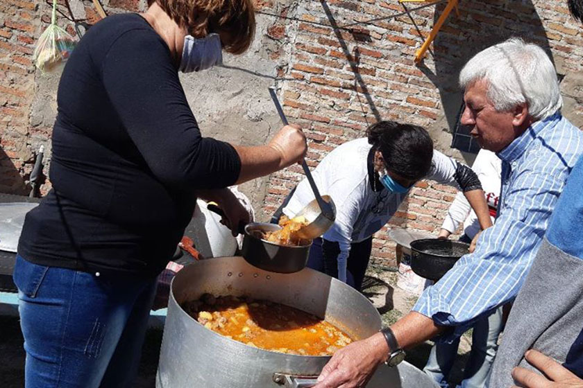 Personas solidarias recorren los barrios más humildes dando el almuerzo