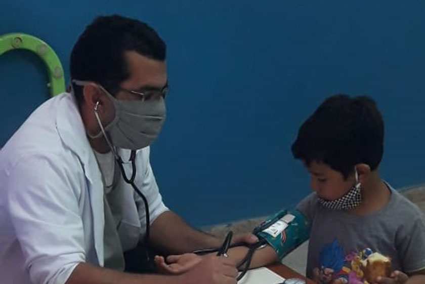 Con estrictas medidas de prevención, los niños reciben controles de salud