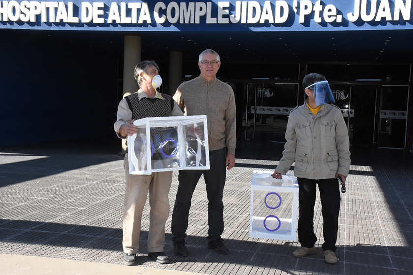 La EPET N°1 entregó cubículos protectores de COVID 19 al HAC