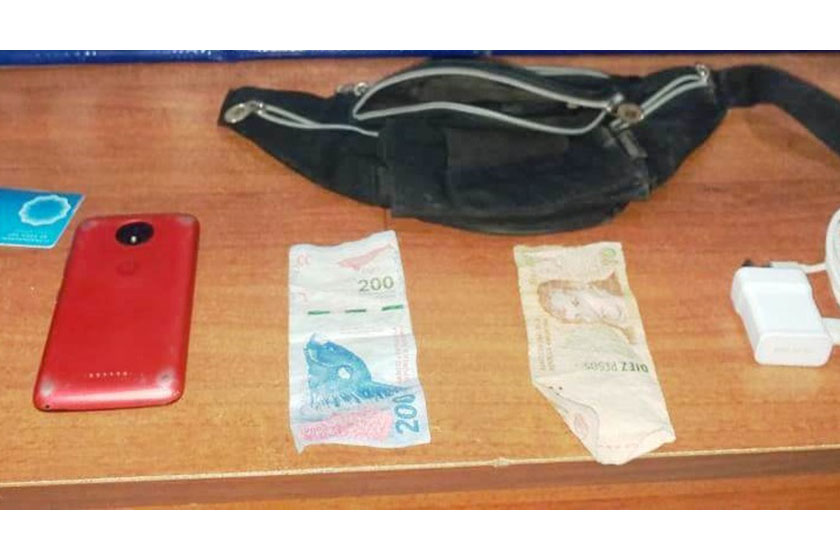 Pretendió robar bienes del interior de un automóvil y fue retenido por la Policía