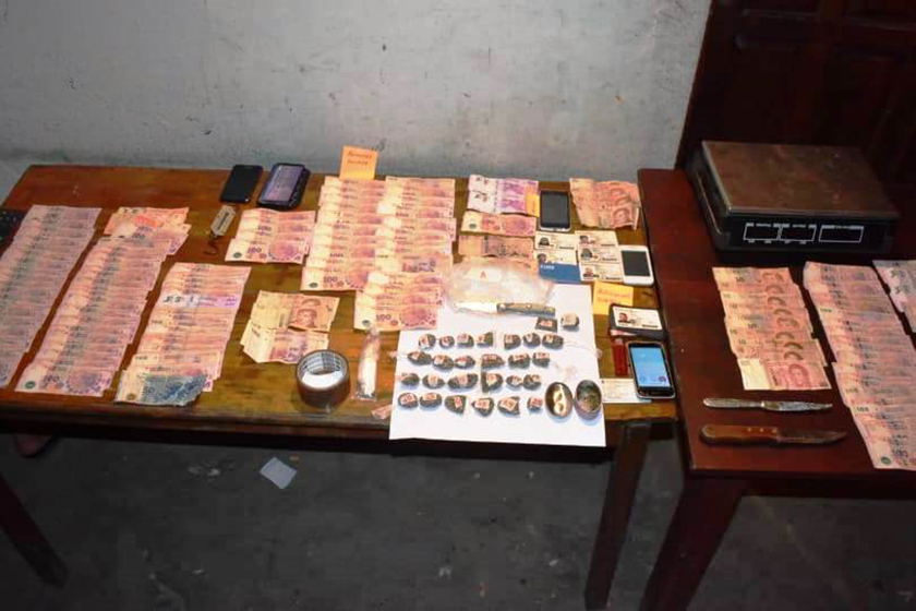En un allanamiento se detuvo a dos hombres por presunta comercialización de estupefacientes