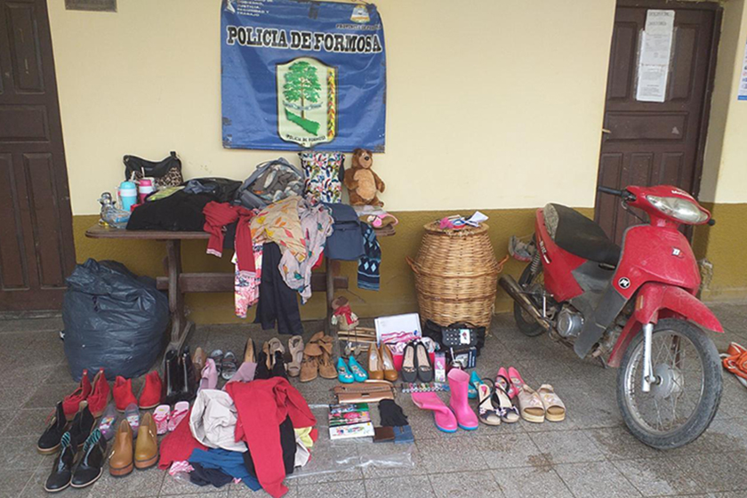 Pirané: la policía recuperó prendas de vestir sustraídas de una boutique. Hay tres aprehendidos