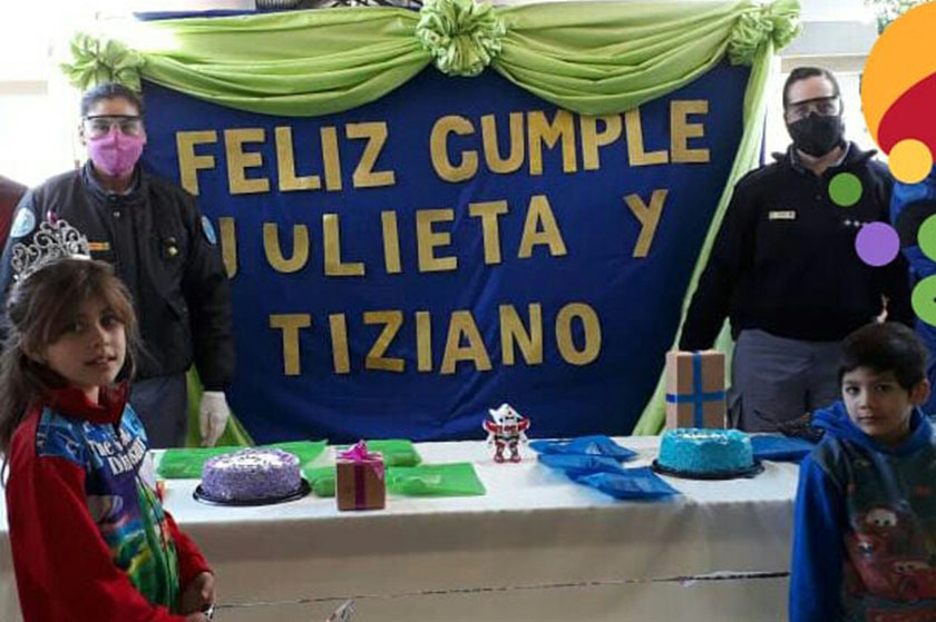 Emotivo festejo del personal policial a dos niños que cumplieron años en el Centro de Aislamiento Preventivo