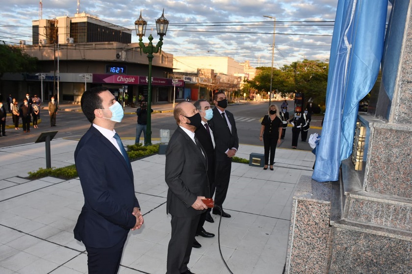 Insfrán encabezó el acto por el día de la bandera en el mástil municipal