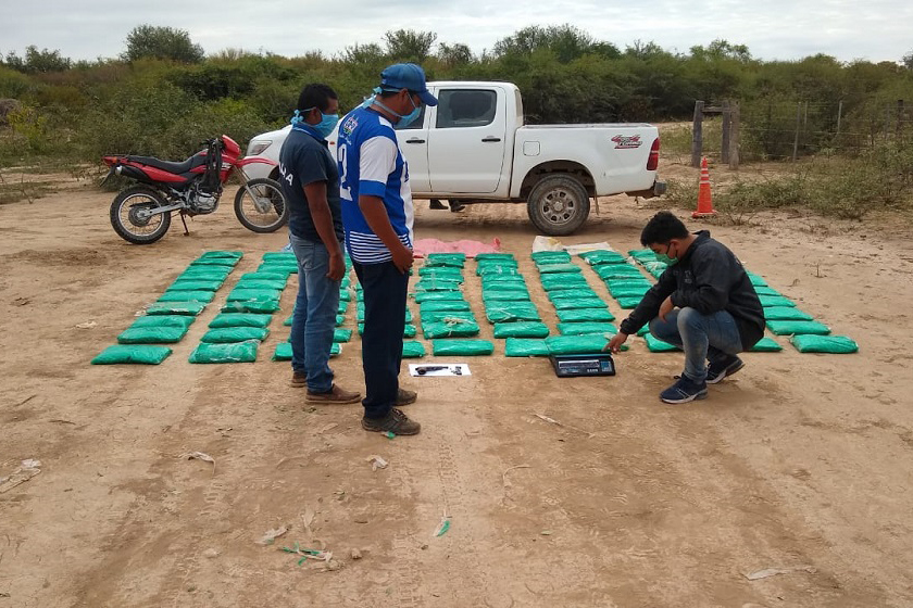 Ingeniero Juárez: La Policía secuestró un arma de fuego, una motocicleta y hojas de coca durante un control. Hay un detenido.
