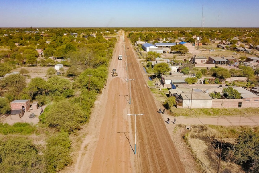 Continúan las obras en Las Lomitas: ripio, desagüe e iluminación para renovar completamente una avenida