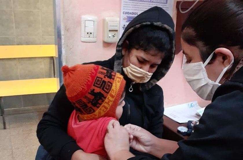 Inmunizan a los niños con el nuevo esquema de vacunación contra la poliomielitis
