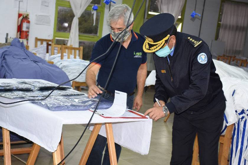 FONTEX avanza en la entrega de uniformes policiales