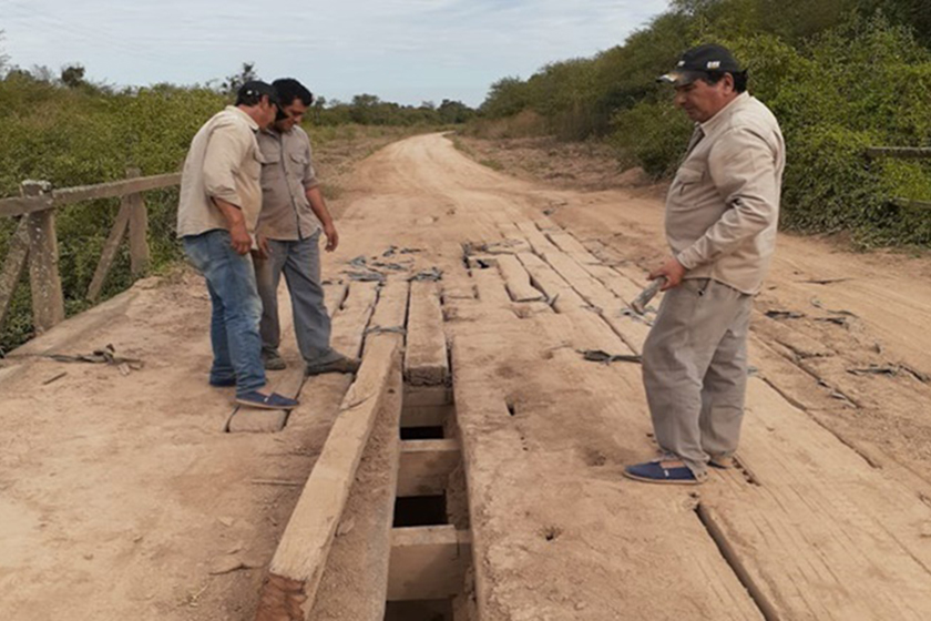 Personal de Vialidad Provincial realiza tareas de reparación del puente Apayerey