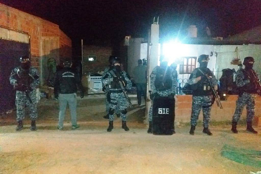 En múltiples allanamientos la Policía secuestró mercaderías sin aval aduanero, dinero y equipos de comunicación; hay dos detenidos